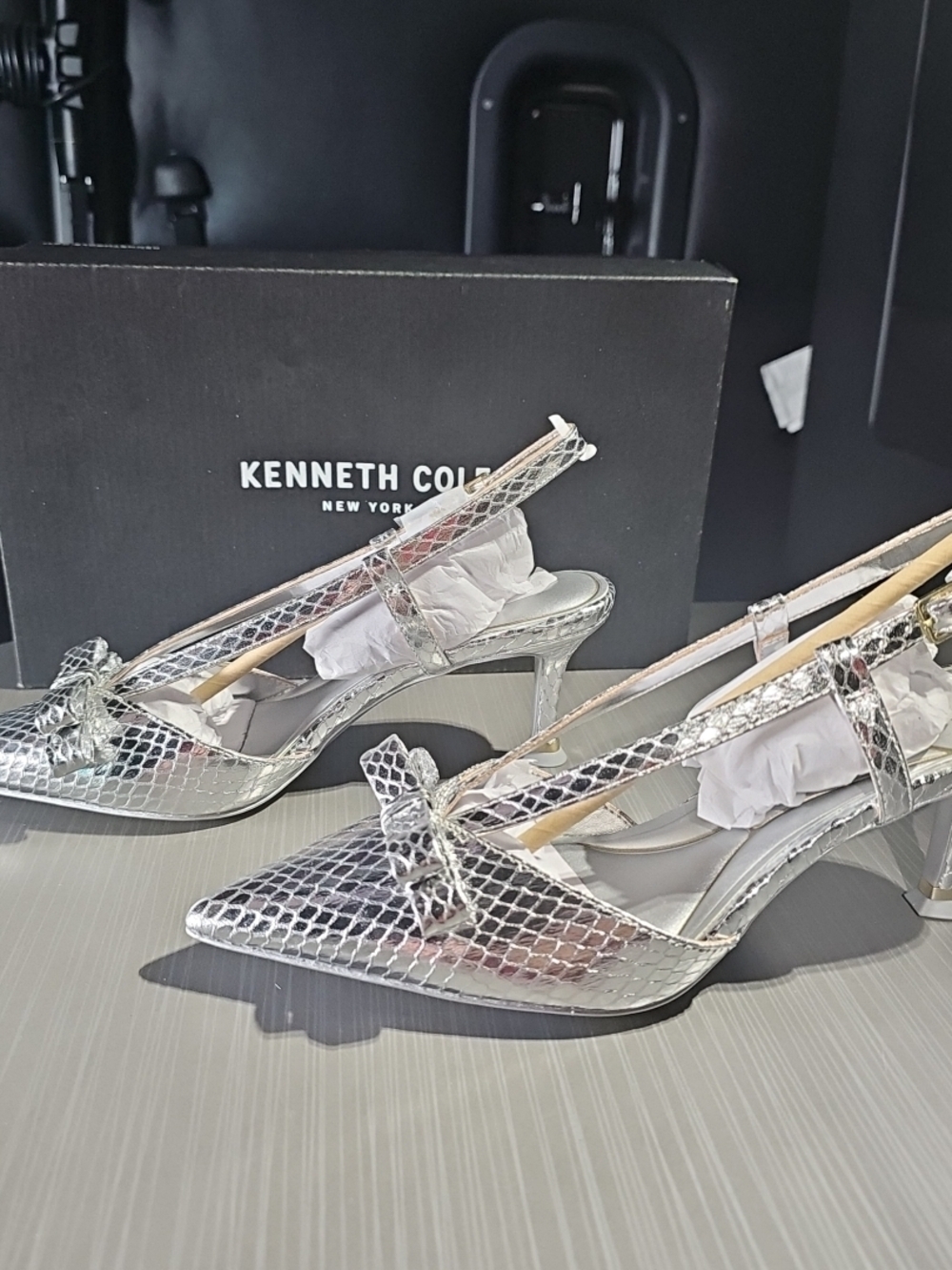 Kenneth Cole New York Umayra‎ Silver Snake Pointed Toe Pumps Women's 7.5M NEW